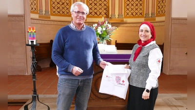 Freude bei der Spendenübergabe: Pfarrer Johannes de Fallois und Masoumeh Dorbash (Spenden und Fundraising BRK Starnberg). (Foto: BRK)