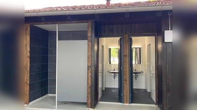 Die umgestaltete WC-Anlage am „Am Alten Sportplatz“. (Foto: Gemeinde Herrsching)