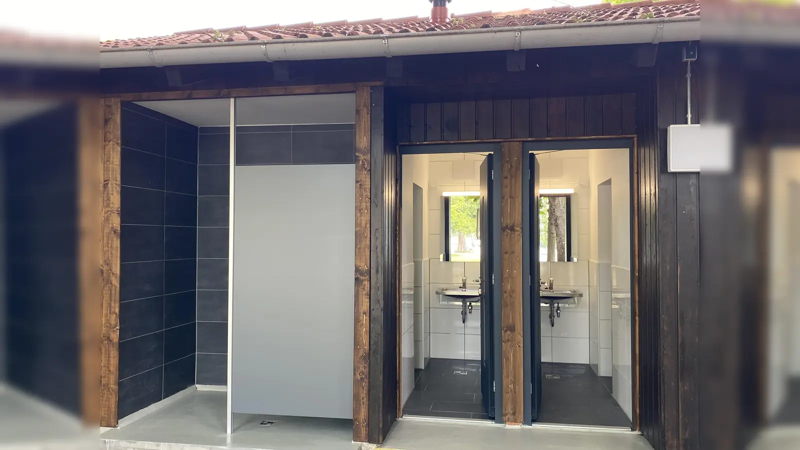 Die umgestaltete WC-Anlage am „Am Alten Sportplatz“. (Foto: Gemeinde Herrsching)