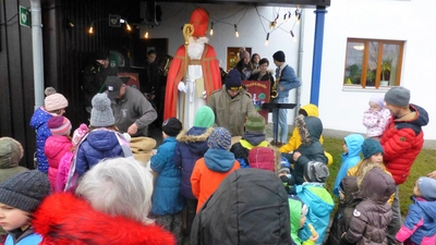Beim Plieninger Weihnachtsmarkt wird auch der Nikolaus wieder vorbeischauen. (Foto: Georg Rittler)
